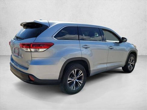Used 2017 Toyota Highlander Plus FWD image 5