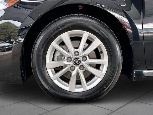 Used 2025 Toyota Camry SE image 9