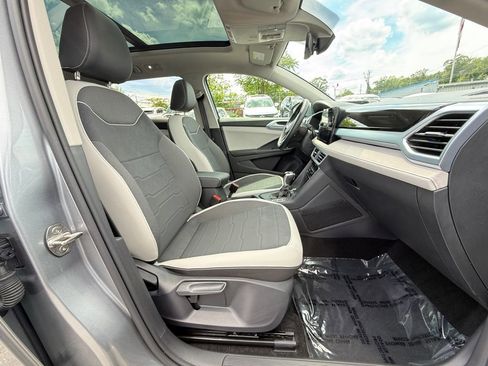 Used 2025 Volkswagen Taos SE w/ Panoramic Sunroof Package FWD image 24