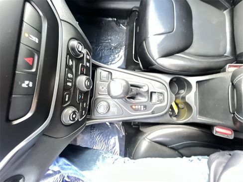 Used 2021 Jeep Cherokee Latitude Plus image 19