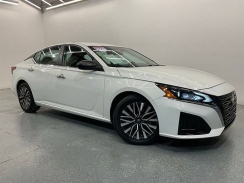 Used 2025 Nissan Altima 2.5 SV FWD image 2