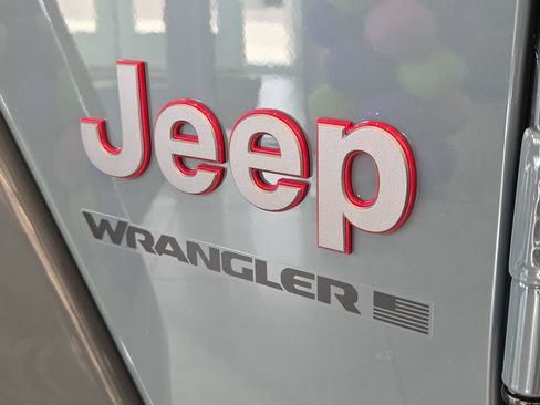 Used 2025 Jeep Wrangler Unlimited Rubicon image 20