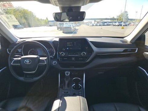 Used 2023 Toyota Highlander XLE AWD/4WD image 8