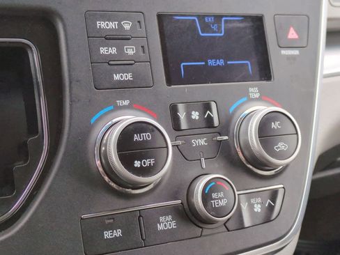 Used 2016 Toyota Sienna L image 29