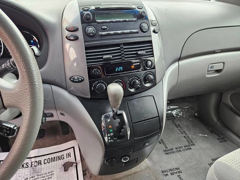 Used 2010 Toyota Sienna LE FWD image 9