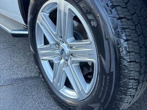 Used 2019 Ford Expedition XLT w/ Equipment Group 202A AWD/4WD image 5