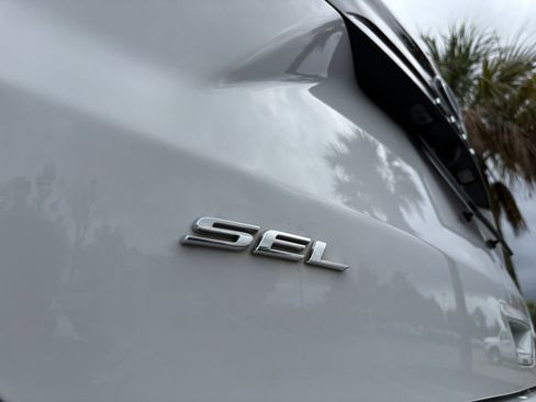 Used 2023 Ford Edge SEL image 9