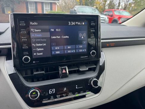 Used 2021 Toyota Corolla LE image 12