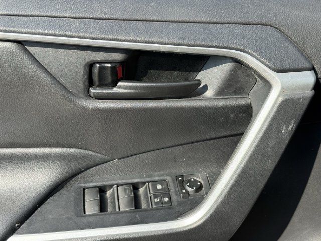 Used 2020 Toyota RAV4 LE FWD image 21