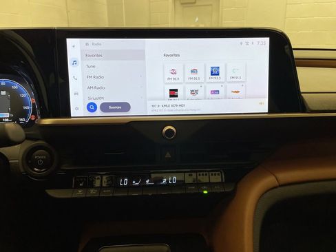 Used 2025 Toyota Crown Signia Limited w/ Advanced Technology Package image 15