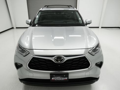 Used 2023 Toyota Highlander Limited image 2