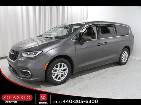 Used 2023 Chrysler Pacifica Touring-L image 3