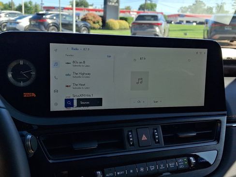 Certified 2025 Lexus ES 300h w/ Technology Package FWD image 18