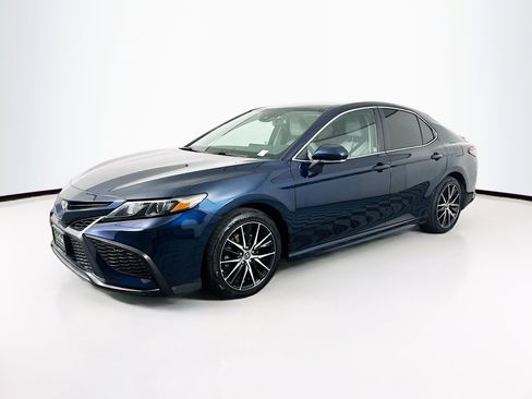 Used 2021 Toyota Camry SE w/ Convenience Package image 3