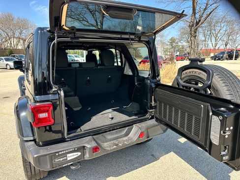 Used 2025 Jeep Wrangler Unlimited Sahara image 11