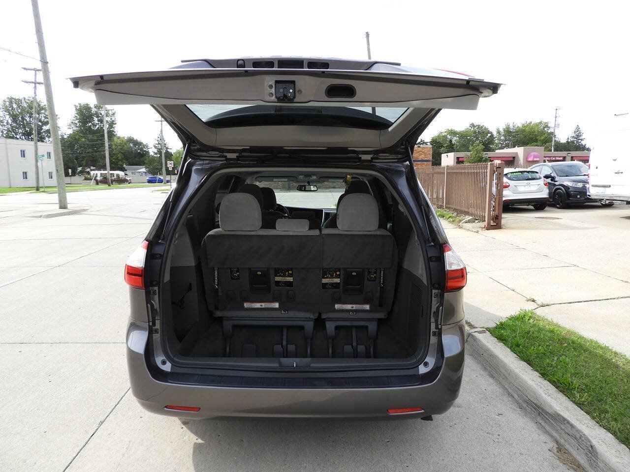 Used 2017 Toyota Sienna LE FWD image 29