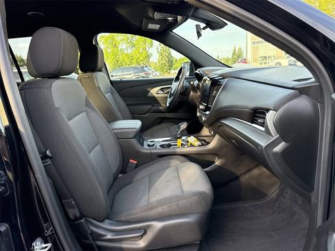 Used 2022 Chevrolet Traverse LT image 22