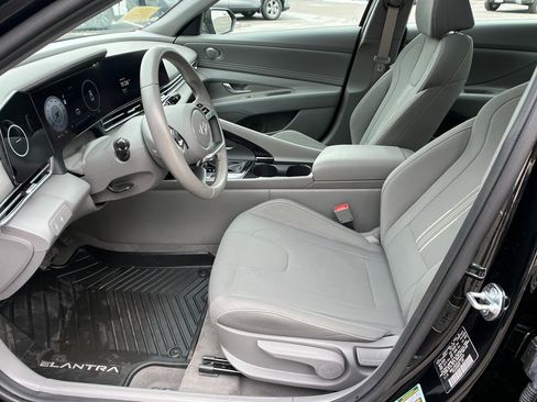 Used 2025 Hyundai Elantra SEL image 9