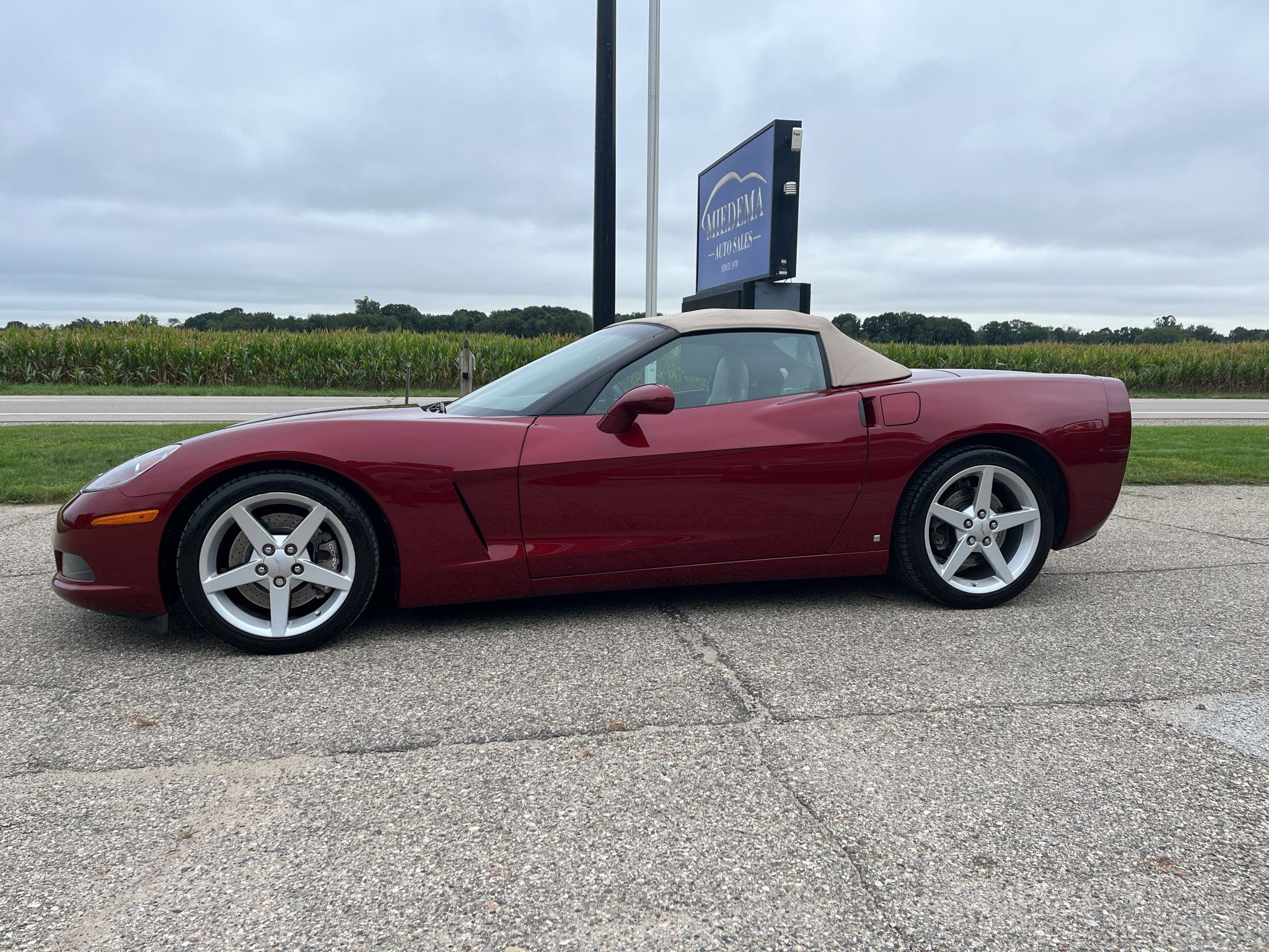Used 2006 Chevrolet Corvette Convertible w/ Performance Package RWD image 2