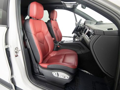Certified 2025 Porsche Macan AWD/4WD image 36