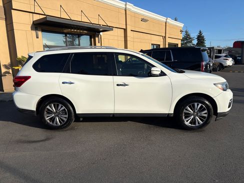 Used 2018 Nissan Pathfinder SV FWD image 4