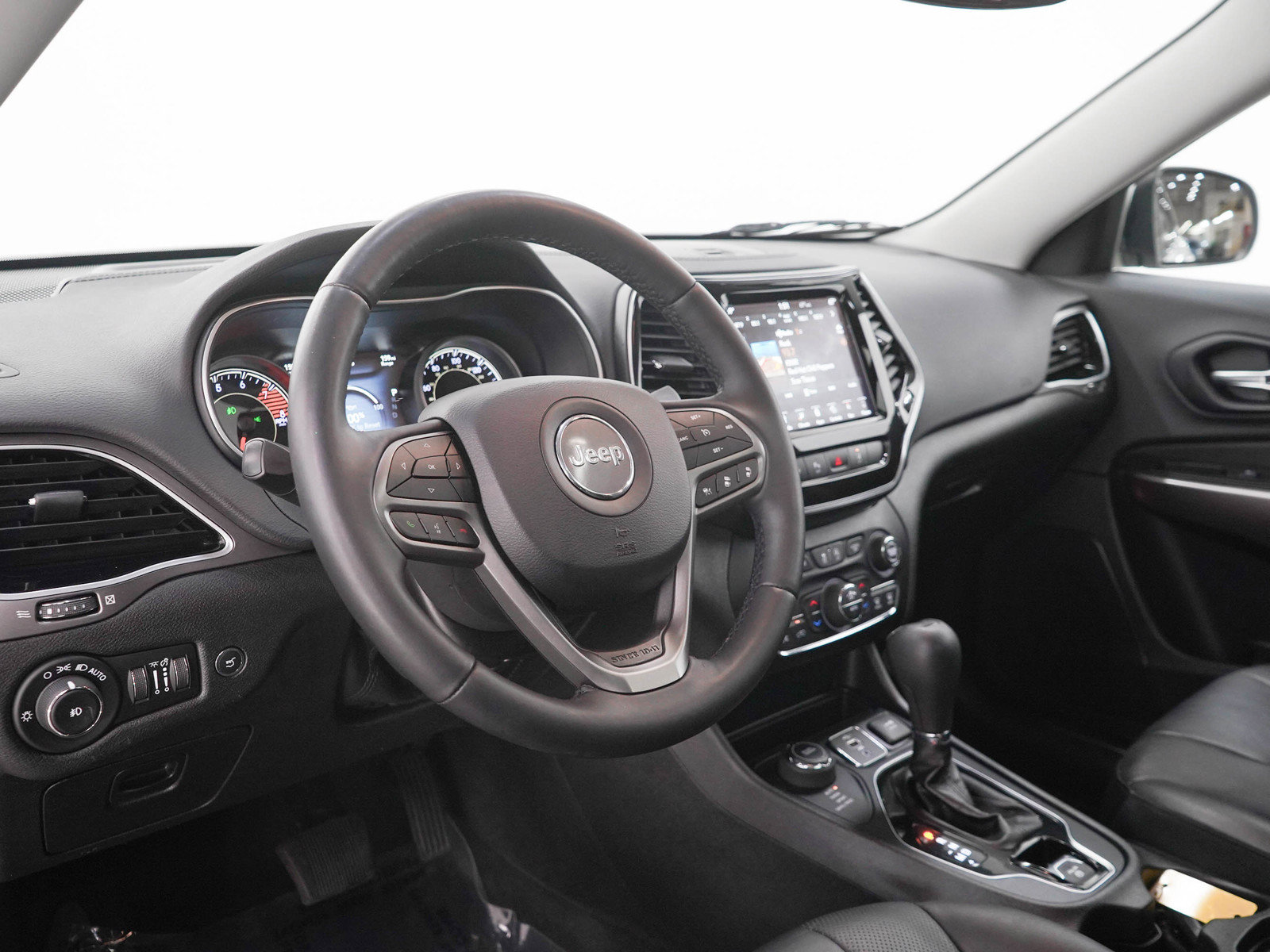 Used 2019 Jeep Cherokee Limited w/ Luxury Group AWD/4WD image 24