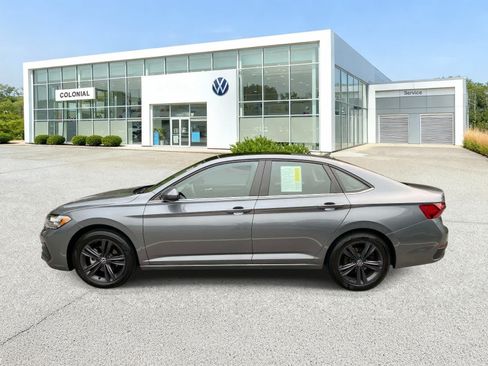 Used 2023 Volkswagen Jetta SE FWD image 2