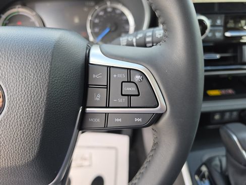 Used 2025 Toyota Highlander XLE AWD/4WD image 33