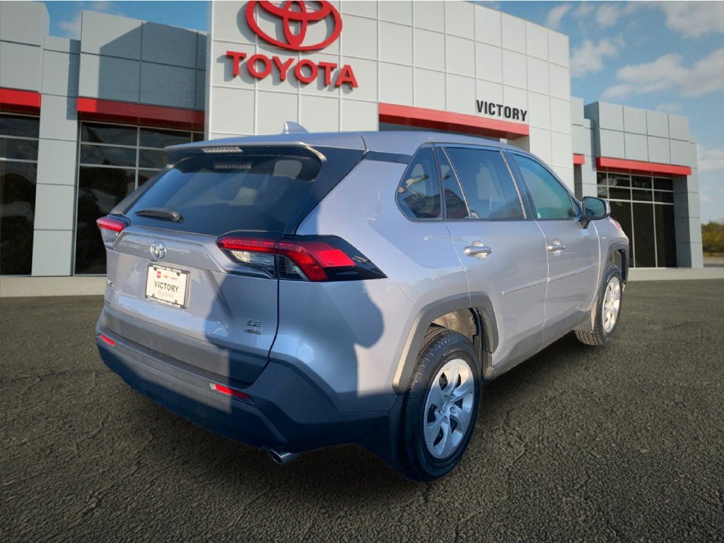 Used 2024 Toyota RAV4 LE AWD/4WD image 3