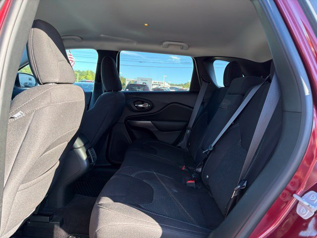 Used 2019 Jeep Cherokee Latitude w/ Cold Weather Group FWD image 10