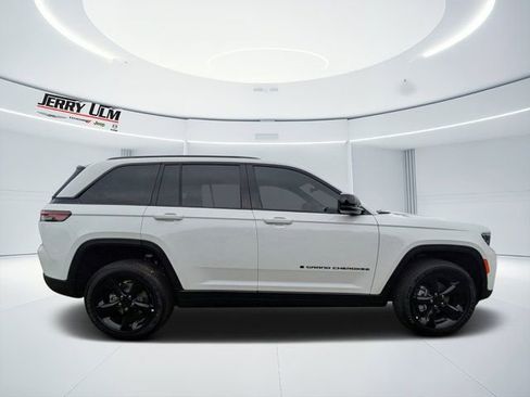New 2025 Jeep Grand Cherokee Altitude image 2