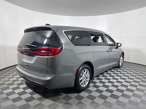 Used 2023 Chrysler Pacifica Touring-L FWD image 7