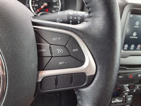 Certified 2019 Jeep Renegade Latitude w/ Cold Weather Group AWD/4WD image 14