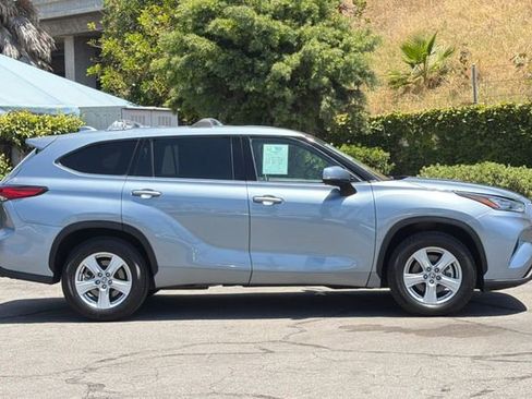 Used 2020 Toyota Highlander LE FWD image 3
