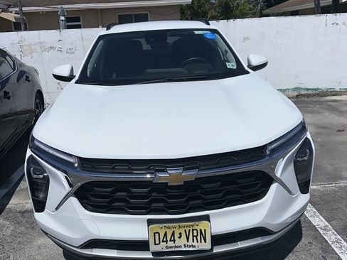 Used 2025 Chevrolet Trax LT w/ LT Convenience Package FWD image 6
