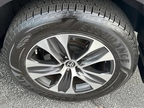 Used 2020 Toyota Highlander XLE AWD/4WD image 37