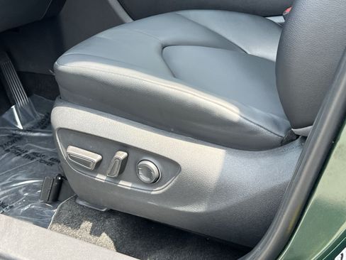 Used 2024 Toyota Highlander XLE AWD/4WD image 13