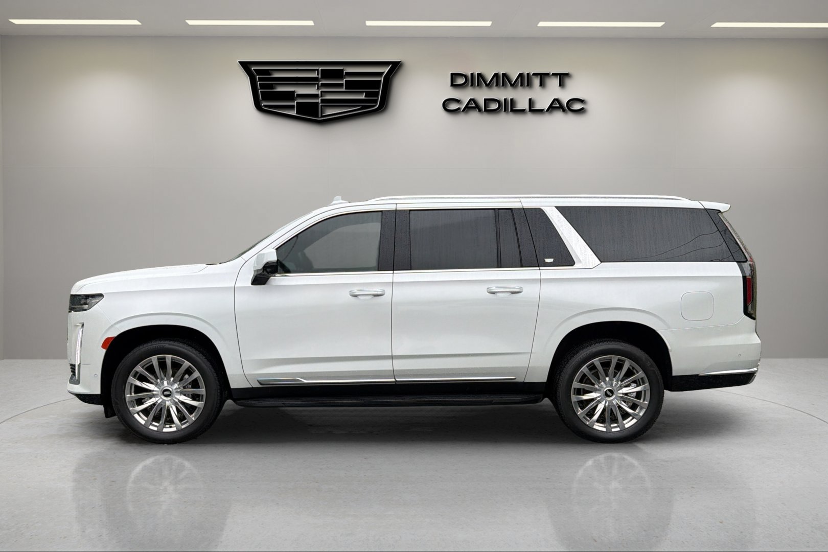 Used 2021 Cadillac Escalade ESV Premium Luxury AWD/4WD image 2