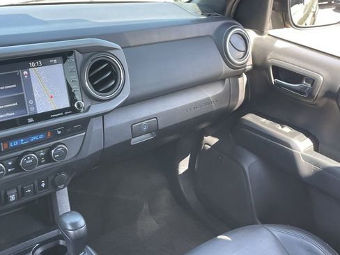 Used 2022 Toyota Tacoma TRD Sport w/ TRD Premium Sport Package AWD/4WD image 18