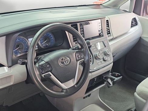 Used 2019 Toyota Sienna L w/ Carpet Mat Package image 10