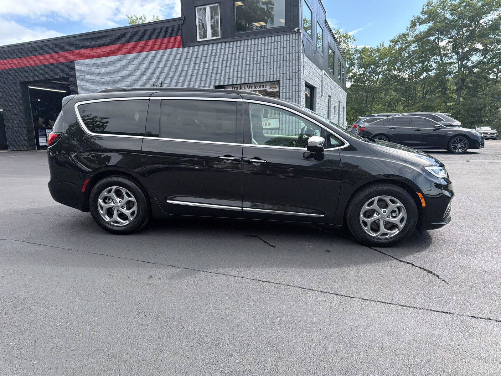 Used 2023 Chrysler Pacifica Limited FWD image 6