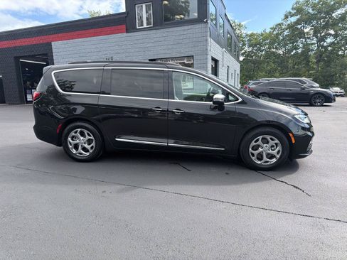 Used 2023 Chrysler Pacifica Limited FWD image 6
