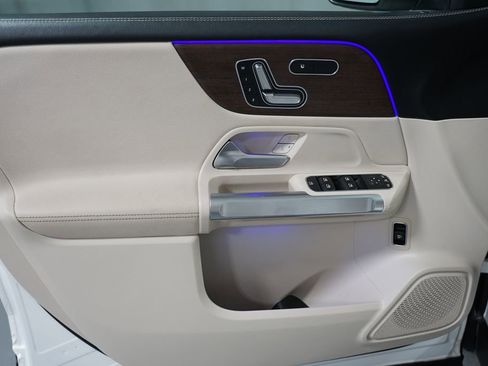 Used 2020 Mercedes-Benz GLB 250 w/ Premium Package image 31