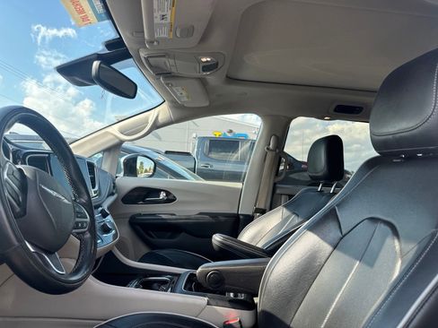 Used 2022 Chrysler Pacifica Limited FWD image 9
