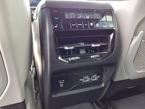 Used 2022 Jeep Grand Cherokee L Overland w/ Luxury Tech Group IV AWD/4WD image 23