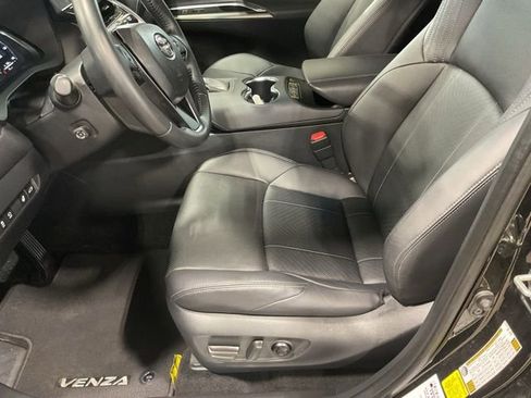 Used 2023 Toyota Venza Limited image 10