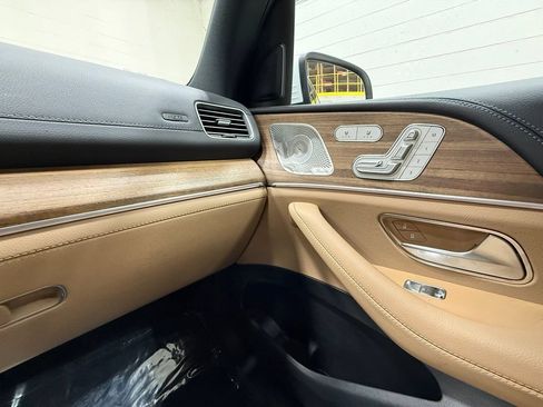 Used 2025 Mercedes-Benz GLS 580 4MATIC image 25