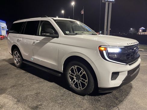 Used 2025 Ford Expedition Active image 3