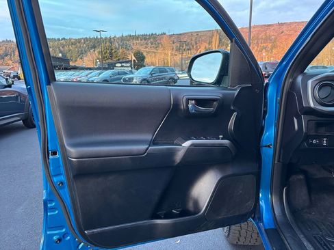 Used 2016 Toyota Tacoma TRD Sport w/ Premium & Technology Package image 23