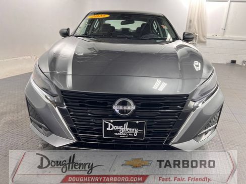 Used 2025 Nissan Altima 2.5 SV FWD image 2